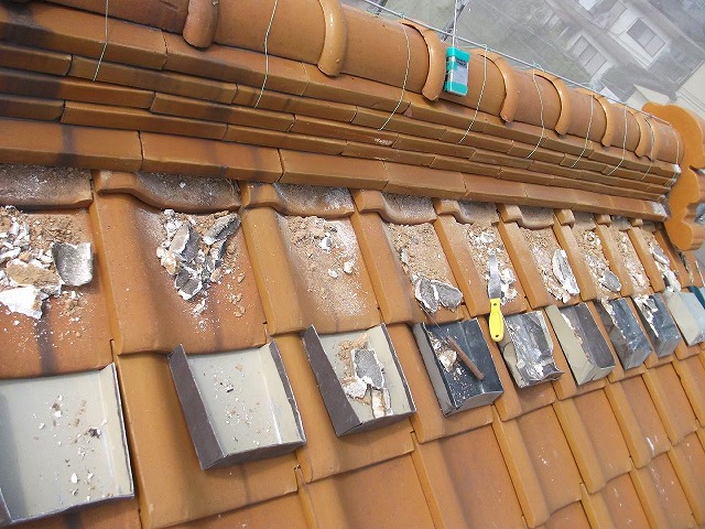 棟の下の漆喰を撤去